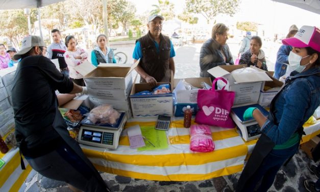 Buena respuesta de la población en Soledad a venta de pescados y mariscos del DIF.