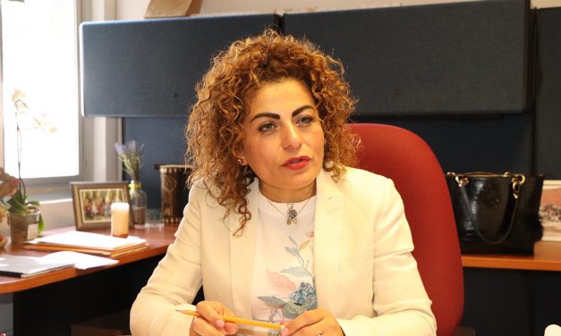 Administración navista comprometido con la educación para adultos