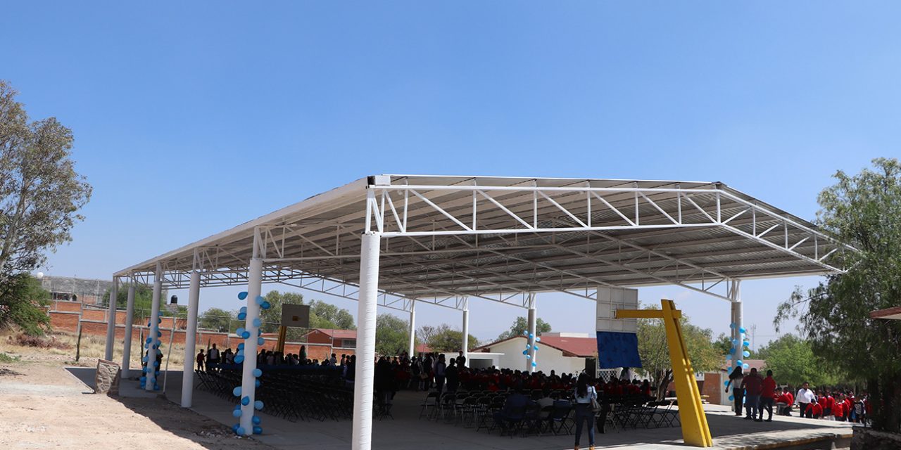 Ayuntamiento SLP entrega techado a escuelas