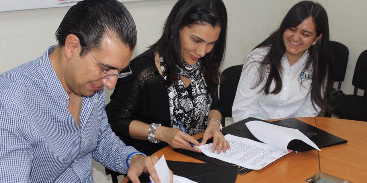 Signan convenio para trabajar en favor de las mujeres con discapacidad.