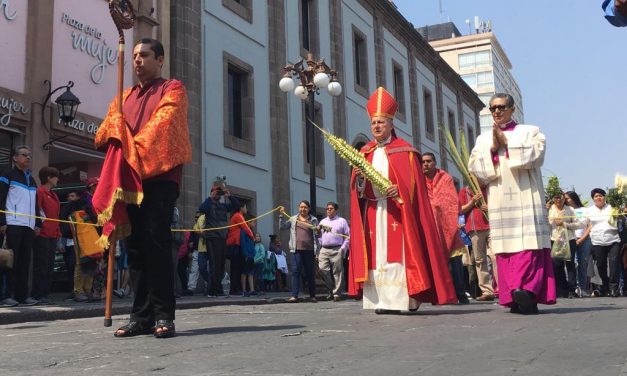 Con Domingo de Ramos llama arzobispo a feligreses a no permanecer como espectadores.