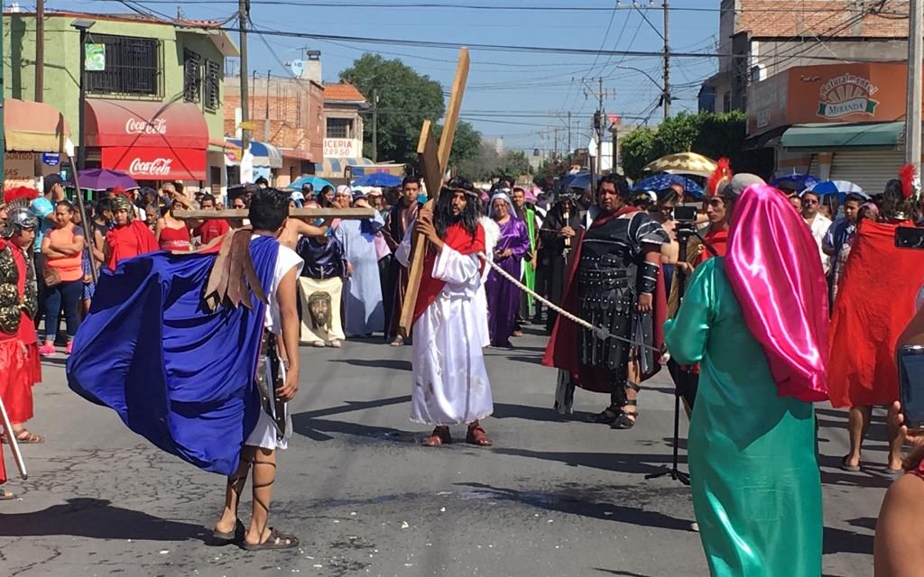 Acuden feligreses a presenciar el Viacrucis en este Viernes Santo.