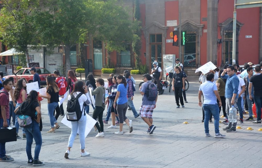 Estudiantes marchan en protesta por la inseguridad.