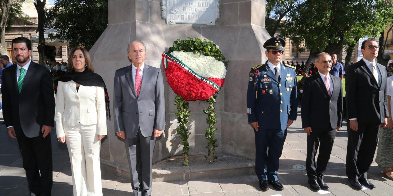 Encabezó gobernador la guardia de honor ante el monumento a la independencia.
