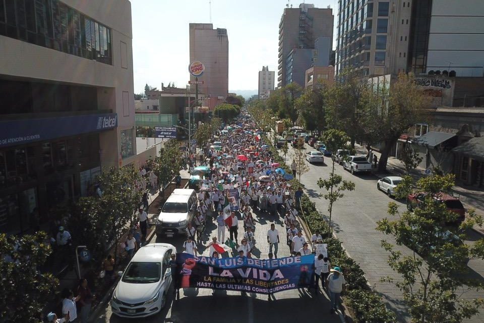 Multitudinario reclamo al aborto y la violencia realizan integrantes del FNF