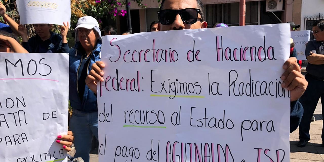 Sindicato del CECyTE se manifiestan frente a la SHCP y piden apoyo al Congreso estatal.