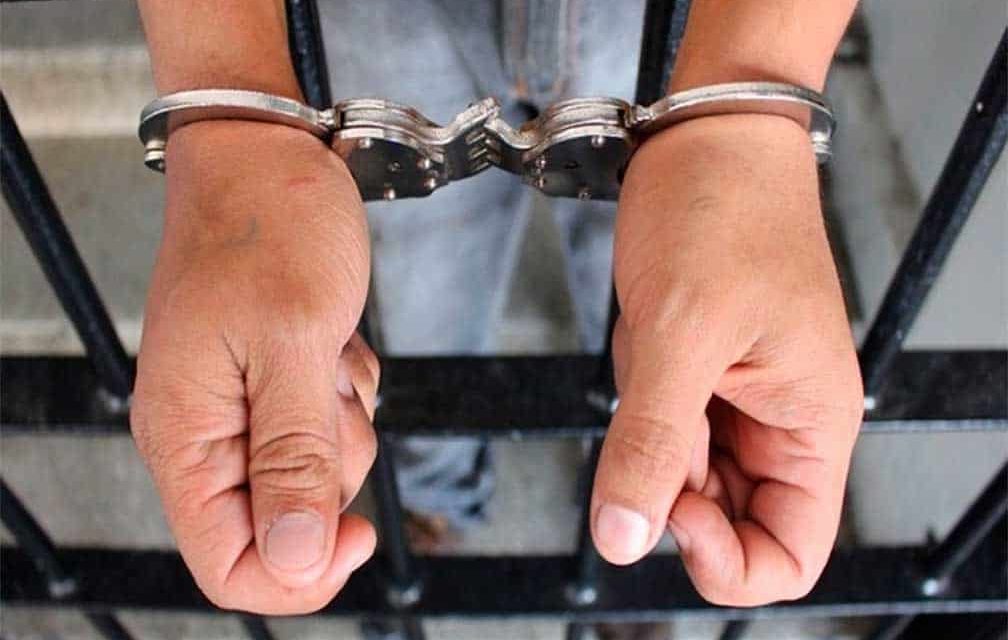 Aseguran 6 vehículos y detienen a 2 personas por diversos delitos