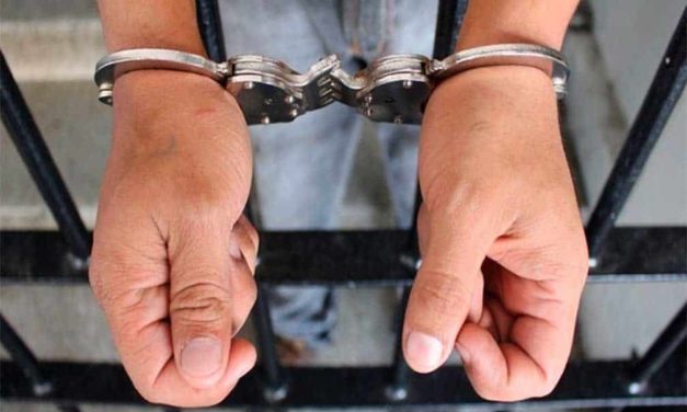 Aseguran 6 vehículos y detienen a 2 personas por diversos delitos