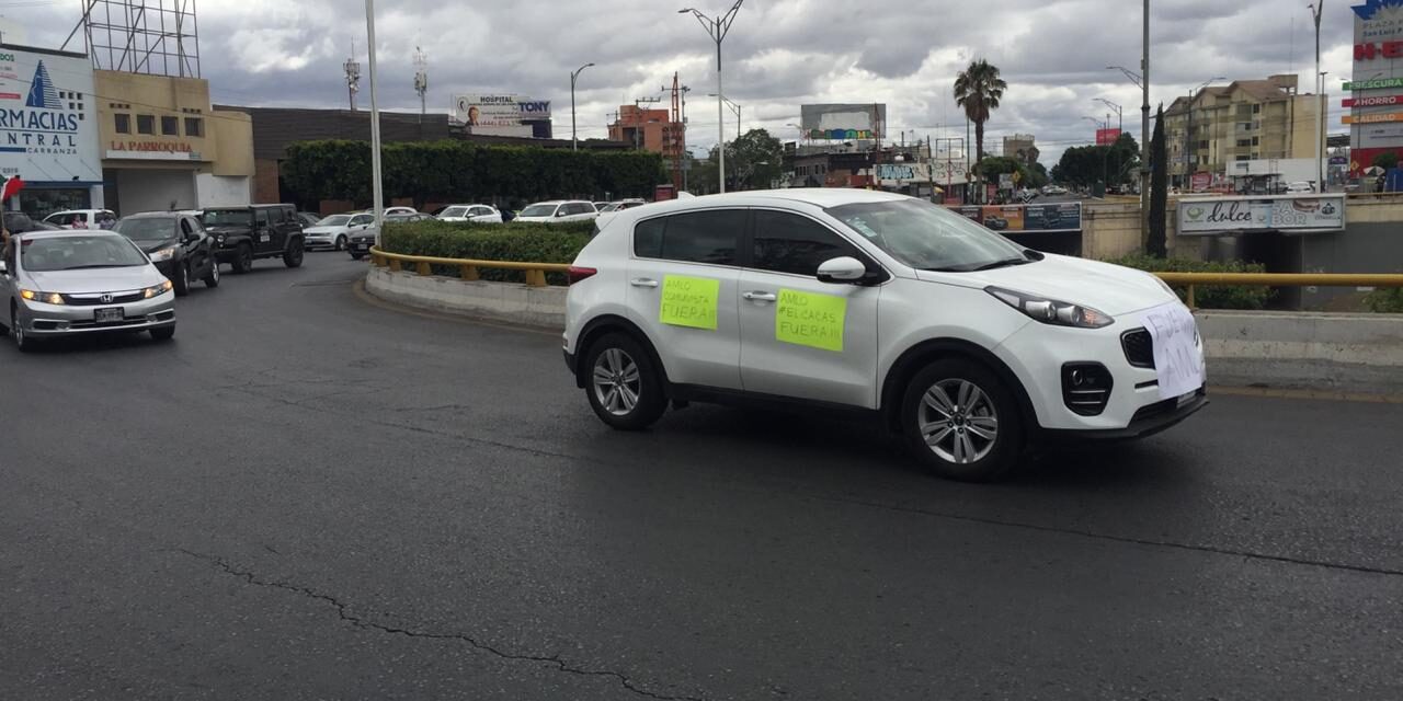 Centenares de vehículos recorren calles en SLP, propietarios exigen que AMLO renuncie al cargo.