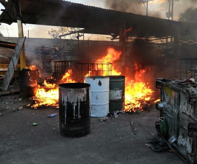Elementos de la Guardia Nacional atienden incendio en recicladora.
