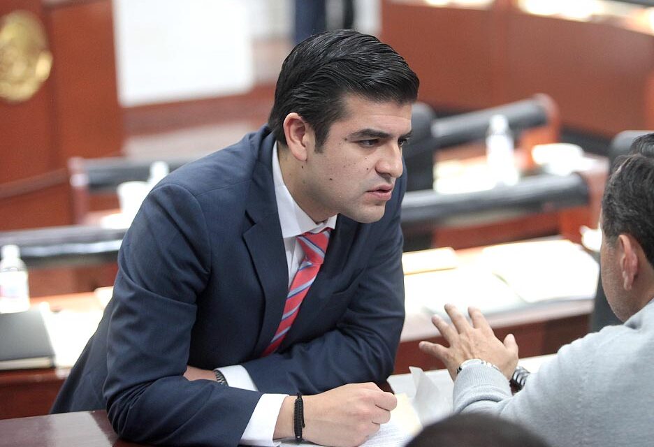 Se podría citar al secretario de finanzas para que explique la propuesta de reestructurar y/o reformar la deuda pública.