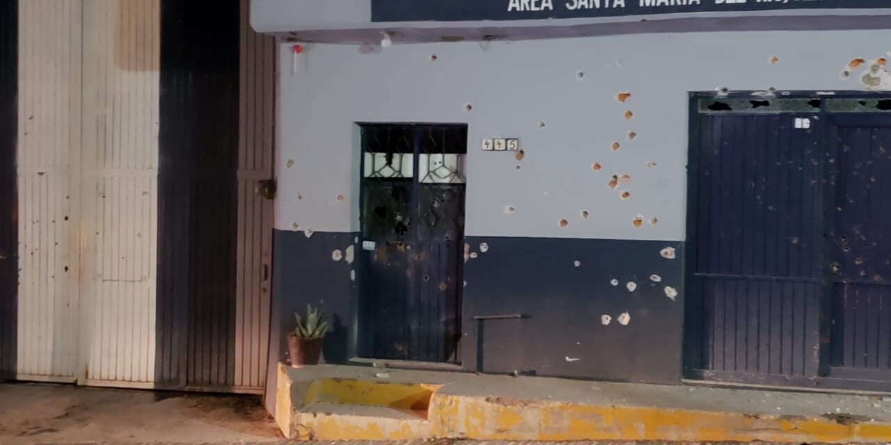 Rafaguean base operativa de la Policía Estatal en Santa María del Río.
