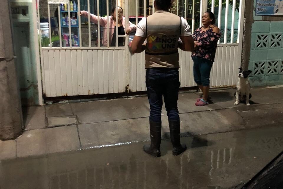 Trabajo arduo de autoridades de auxilio en Soledad tras fuerte lluvia.