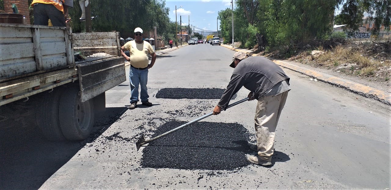 Refuerzan en Soledad acciones de bacheo en colonias.