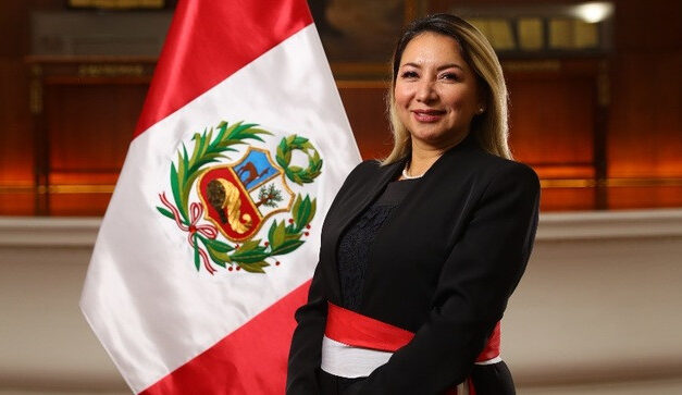 Nueva ministra de Turismo de Perú tiene Covid y juró desde su casa