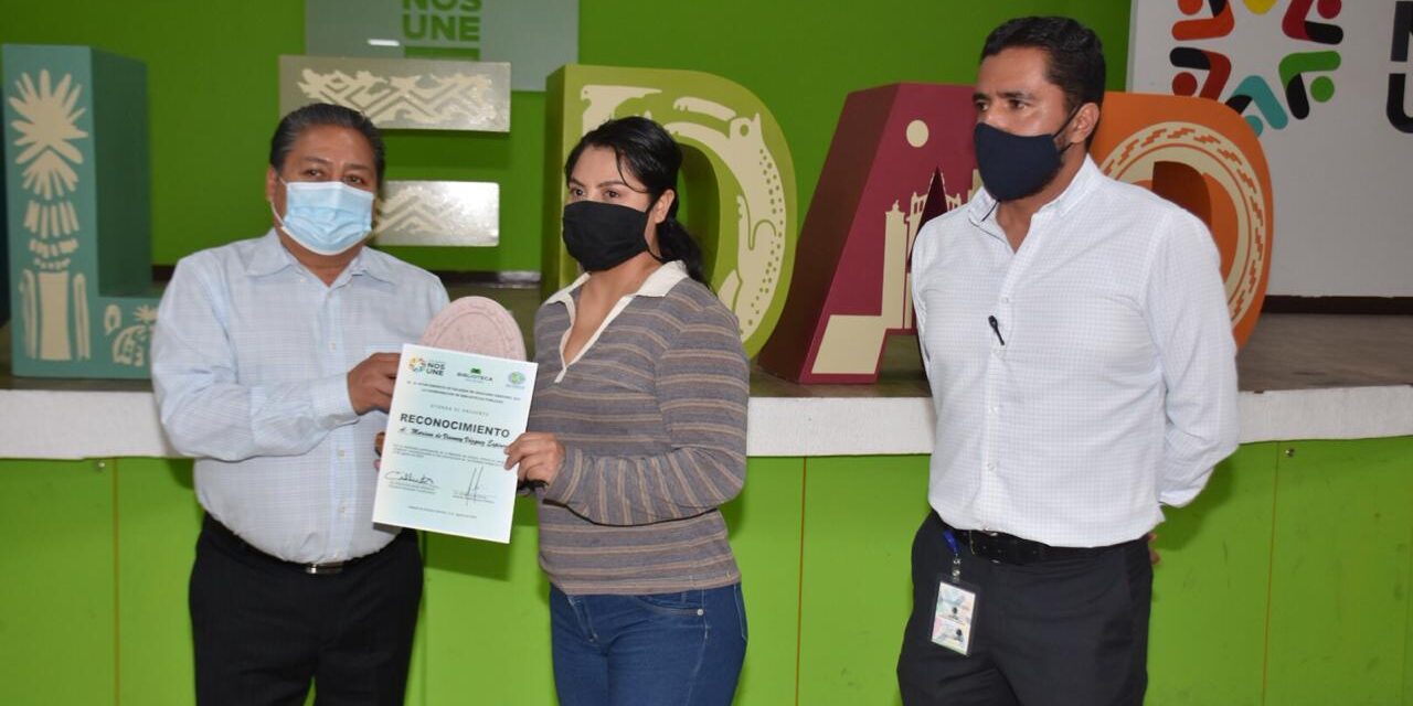 Entrega Cultura de Soledad reconocimientos a participantes del taller de lengua náhuatl.