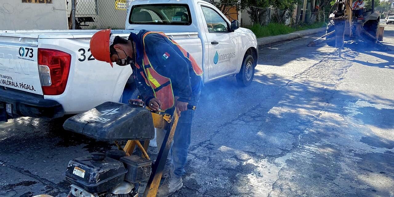Trabaja Interapas en rehabilitación de drenaje en Avenida Sol.
