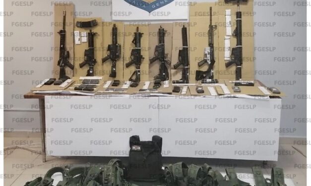 Aseguran en cateo armas largas, cartuchos y equipo táctico en Tamuín.