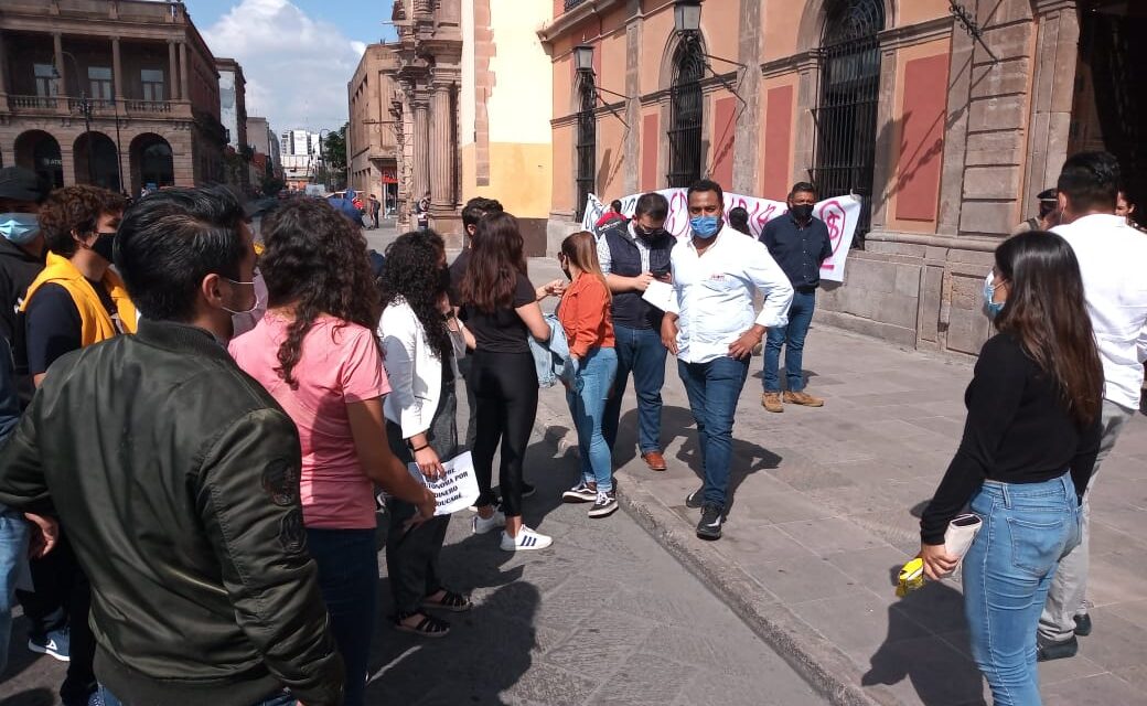 Bloqueo de alumnos de la UASLP frente al Edificio central, exigen cesen abusos de docentes.