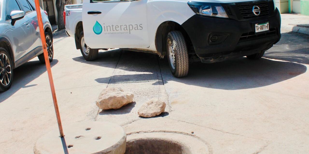 Al menos 300 drenajes colapsados hay en la ciudad; el Interapas reconoce que no puede repararlos por falta de dinero.